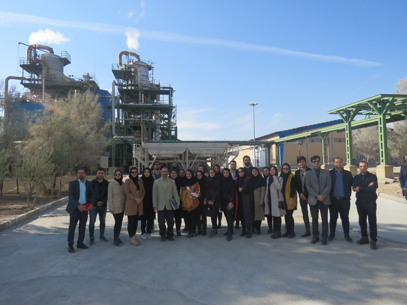 بازدید اعضای هیات علمی و دانشجویان از شرکت معدنی املاح ایران در گرمسار - 